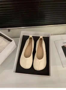 Primo piano dettagliato di ballerine morbide a punta tonda in scatola da scarpe.