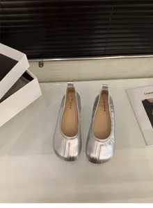 Scarpe basse metallizzate argento da donna, ballerine morbide comode per estate casual.