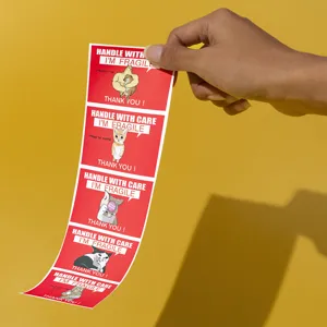 Close-up van de grappige meme breekbare waarschuwingsstickerrol met leuke dieren.