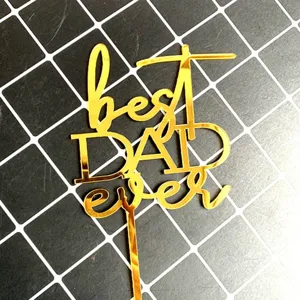Goldener Acryl Tortenaufsatz mit bester Papa Spruch für Vatertag Feier und Kuchendekoration.
