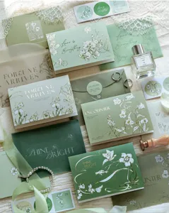Ensemble de cartes de vœux et enveloppes dorées botaniques vertes au design floral rétro.