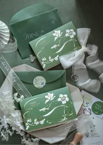 Vue detaillee du set de cartes de vœux vert vintage avec dorees illustrations botaniques.
