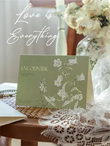 Ensemble de cartes de vœux vertes vintage avec dorure à chaud et illustration botanique.