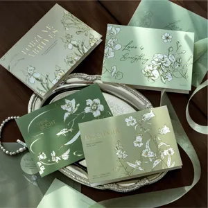 Set de cartes de vœux et enveloppes dorées rétro avec motifs floraux botaniques frais.