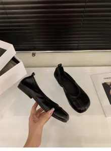 Ballerine basse nere da donna in morbida pelle, scarpe comode e casual per tutti i giorni.
