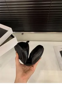 Ballerine nere pieghevoli da donna in pelle morbida con punta tonda comoda quotidiane.