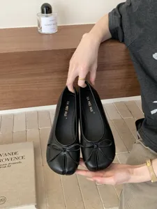 Scarpe basse da donna nere con punta divisa, eleganti ballerine slip-on con grazioso fiocco.