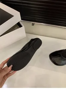 Eleganti ballerine basse nere da donna con suola morbida per un comfort quotidiano.