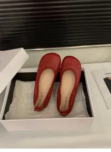 Scarpe basse in pelle rossa con punta divisa vista dettagli, calzature morbide.