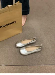 Scarpe ballerine basse argentate dettaglio, comoda suola morbida per abbigliamento donna.