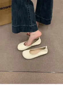 Comode scarpe basse e gialle da donna con punta tonda e suola morbida per tutti i giorni.
