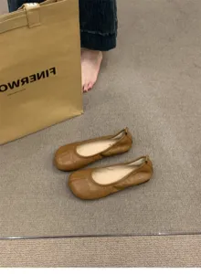 Comode scarpe basse ballerine gialle da donna, calzature casual in morbida pelle con punta tonda.