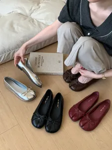 Vista dettagliata di scarpe basse divise in stile coreano con grazioso fiocco in vari colori.