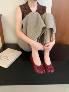 Vista dettagliata di scarpe basse con punta spaccata e fiocco dolce, ballerine morbide.