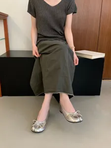 Ballerine argento con punta divisa e fiocco, comode scarpe slip-on eleganti da donna.