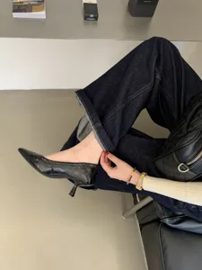 Classic pointed-toe kitten heel dress shoes for women, featuring stylish textured leather finish.