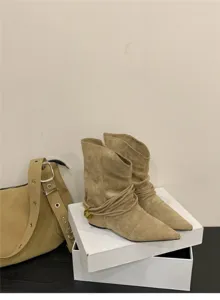 Stivaletti a punta in camoscio marrone da donna, eleganti stivali cowboy western dettaglio.