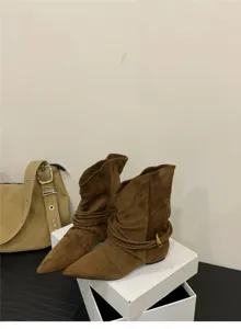 Stivali slouchy marroni a punta donna gambale medio stivali western camoscio dettaglio