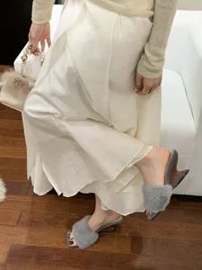 Damen Pantoletten mit Keilabsatz und Fell, elegante offene Zehen flauschige Schuhe für Herbst.