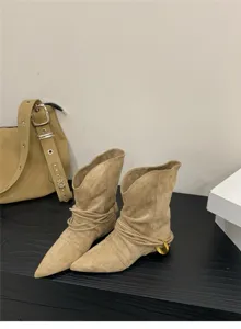 Stivaletti da donna in camoscio marrone con punta affilata, stivali western con cinturino.