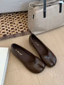 Zapatos planos Mary Jane retro marrones para mujer, calzado casual de cuero tabi clásico.