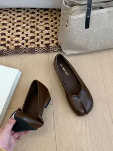 Zapatos Mary Jane marrones retro con puntera dividida para mujer, calzado elegante y cómodo.