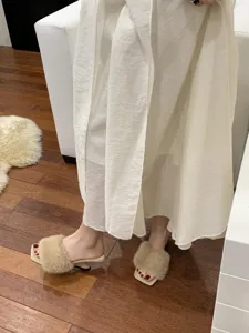 Detailansicht der stilvollen Keilabsatz Pantoletten mit Fell, offene Zehenpartie für Damen.