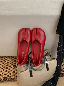 Zapatos planos Mary Jane rojos con puntera partida estilo vintage frances calzado de mujer de cuero