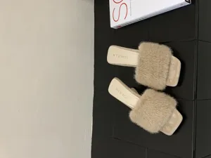 Schicke Pelz Pantoletten mit quadratischer Zehenpartie, bequeme offene Schuhe für Damen im Herbst.