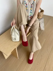 Chaussures plates femme bout fendu en suédine rouge foncé, style ballets chic et élégant.