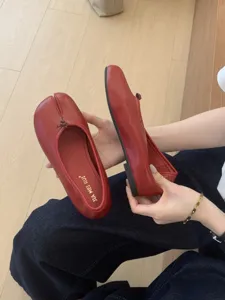 Zapatos planos Mary Jane vintage franceses de piel roja con puntera partida chic.
