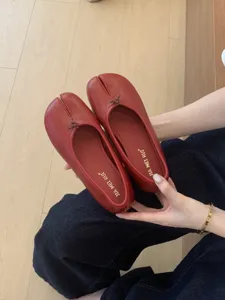 Zapatos planos Mary Jane rojos con puntera partida, estilo retro frances vista detallada.