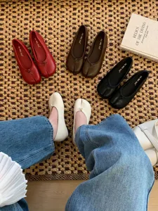 Zapatos planos Mary Jane franceses vintage con punta dividida en detalle y varios colores.