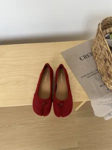 Chaussures plates en daim rouge avec bout fendu, ballerines tendance et confortables au style chic.
