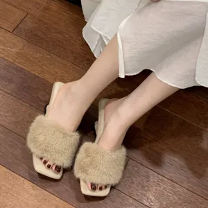 Flauschige Keilabsatz Pantoletten mit Karree-Spitze für Damen, offene Zehen, bequeme Schuhe.