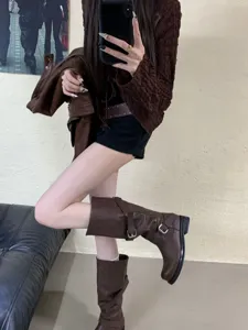 Bottes de cowboy occidentales marron pour femmes, bottes slouchy hautes élégantes avec boucles.