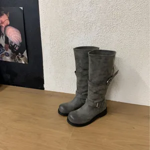 Modische bottes mi-mollet grises rétro pour femmes, bottes western souples avec boucles.
