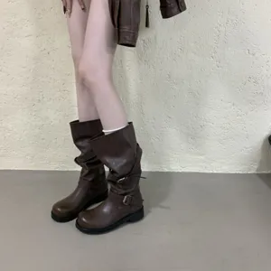 Bottes hautes western marron à talons épais pour femme, bottes slouchy vintage élégantes.