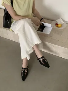Sandali rétro con tacco basso e ritagli da donna, eleganti scarpe estive nere molto comode.