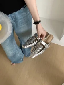 Sandali sabot bassi intrecciati metallizzati argento, scarpe donna design cavo retrò.