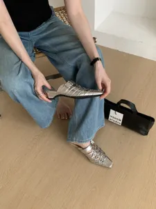 Mules metalliche argento con listini e ritagli, vista dettagliata, scarpa estiva retrò.