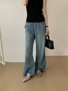 Scarpe basse a punta con cinturini metallici argento, sandali eleganti da donna alla moda.