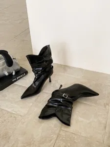 Botas negras de punta fina con tacón de aguja y hebilla para mujer zapatos elegantes de otoño invierno.