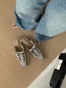 Mules con cinturini metallici argentati donna estate casual tacco basso punta quadrata