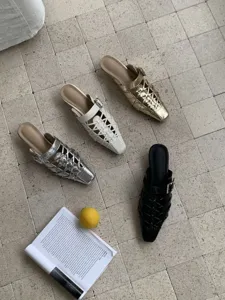 Mules rétro con cinturini e punta affilata, scarpe basse ed eleganti estive da donna.
