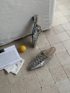 Mules metalliche argentate con tacco basso e listini traforati design chic estivo per donna sandali.