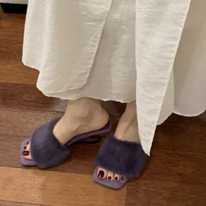 Schicke violette flauschige Pantoletten mit offener Spitze, trendige Damen-Herbstschuhe.