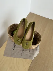 Ballerines plates fendues en suède vert olive, chaussures chics tendance avec nœud délicat.