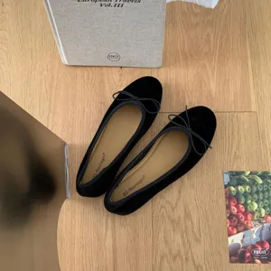 Black velvet ballet flats, comfortable slip-on flat shoes with cute bow design for women.