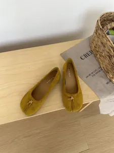 Chics chaussures plates jaunes à bout fendu, ballerines Tabi douces et élégantes au quotidien.